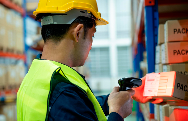 Operador em armazém utilizando solução ADM Solution